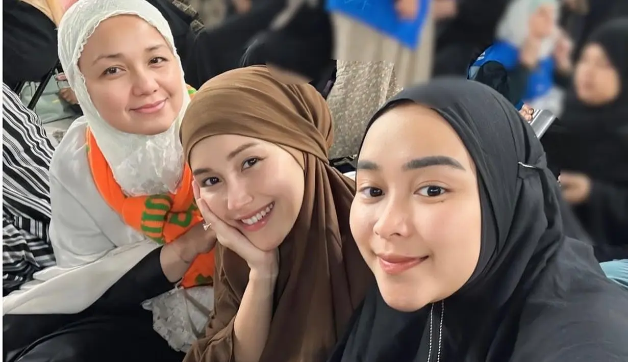 Untuk menambah kesan segar, Ayu mengaplikasikan lipstik berwarna pink natural yang menyatu sempurna dengan warna bibir aslinya.  [@ayutingting92].