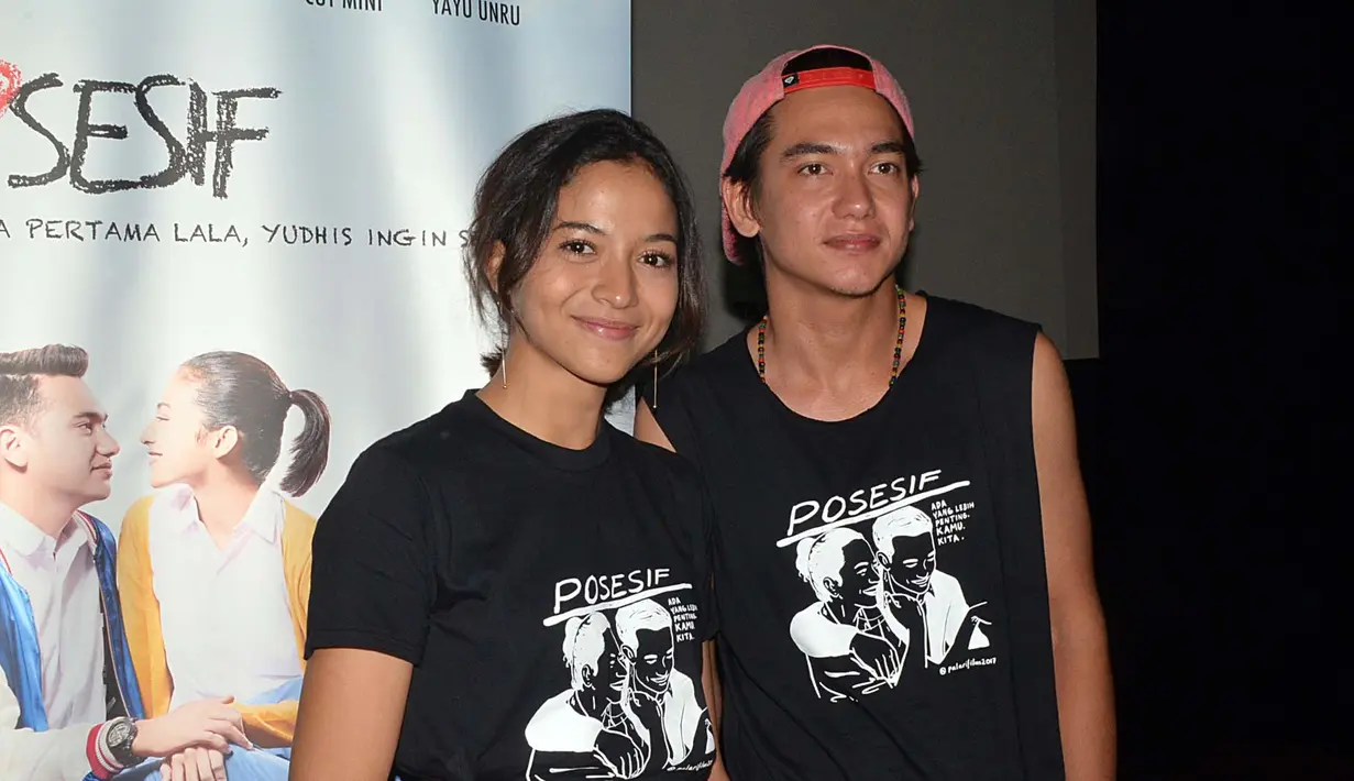 "Untung gue awet muda. (Peran) yang sudah-sudah juga karakter gue kayak gitu, masih muda, masih SMA. Jadi buat main jadi anak SMA sudah di luar kepala," ujar Adipati Dolken usai press screening film Posesif Kamis (12/10). (Deki Prayoga/Bintang.com)