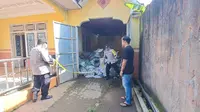 Polres Gorontalo saat memasangi garis polisi di salah satu gudang batu hitam (Arfandi/Liputan6.com)