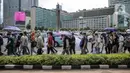 Ratusan imigran Afghanistan jalan kaki menuju Kedubes Kanada di Jakarta, Senin (13/12/2021). Dengan membawa spanduk dan poster, mereka menuntut UNHCR dan IOM segera memproses penempatan mereka ke negara tujuan seperti Kanada, Australia, Selandia Baru maupun AS. (Liputan6.com/Faizal Fanani)