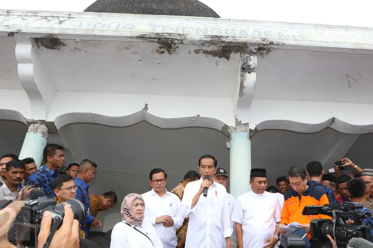 20161209-Jokowi Tinjau Masjid Roboh akibat Gempa-Aceh