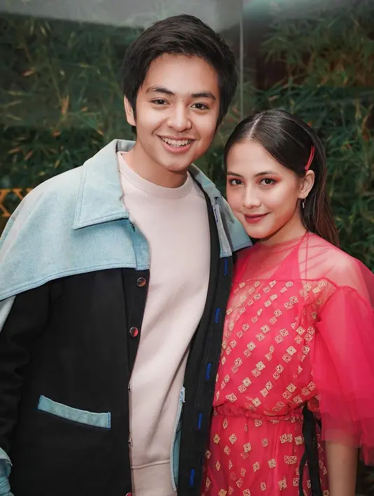 Tidak mau ambil pusing tentang perkataan orang yang menyebut mereka berpacaran, Zara mengatakan bahwa fans mereka sudah mengetahui yang sebenarnya. Hubungan mereka selama ini adalah bersahabat. (Instagram/zaraadhsty)