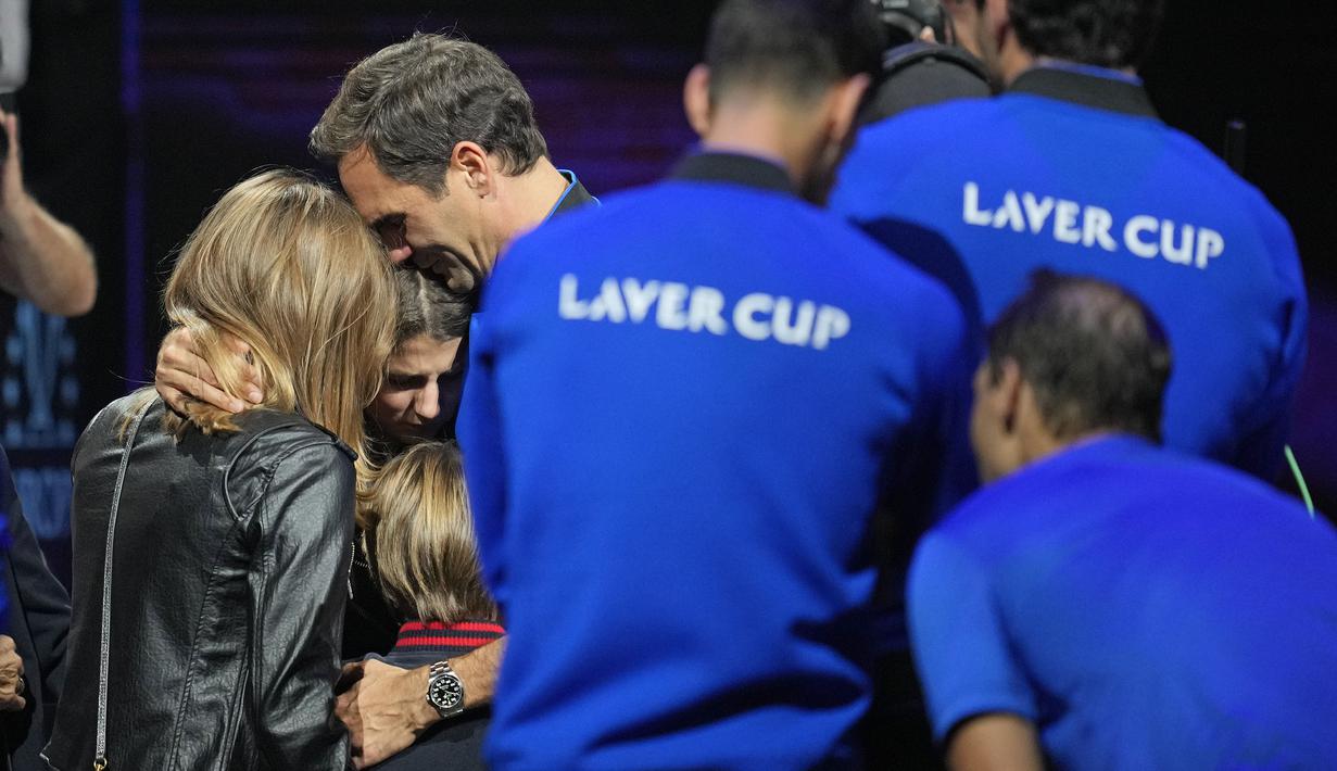 Pemilik 20 titel gelar Grand Slam tersebut juga tampak memeluk erat istri dan anaknya. (AP/Kin Cheung)