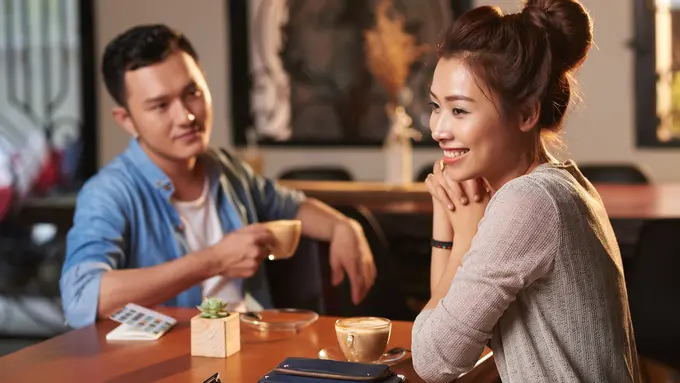 perempuan dan pasangan 25 mei memandang