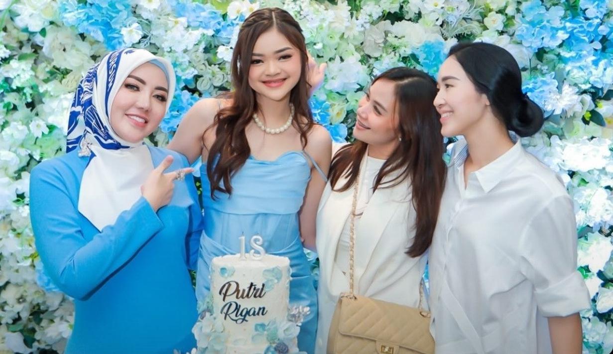 Terungkap di penghujung tahun 2023 ini, anak sambung Bella Shofie terlihat merayakan ultah yang ke-18. Dekorasi bernuansa bunga menjadi saksi bisu kebahagiaan putri Bella Shofie. (Liputan6.com/IG/putri_rigan)