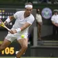 Cedera otot perut yang dialami Rafael Nadal sebenarnya telah dirasakan saat laga perempatfinal melawan wakil Amerika Serikat, Taylor Fritz, Rabu (6/7/2022). (AP/Kirsty Wigglesworth)