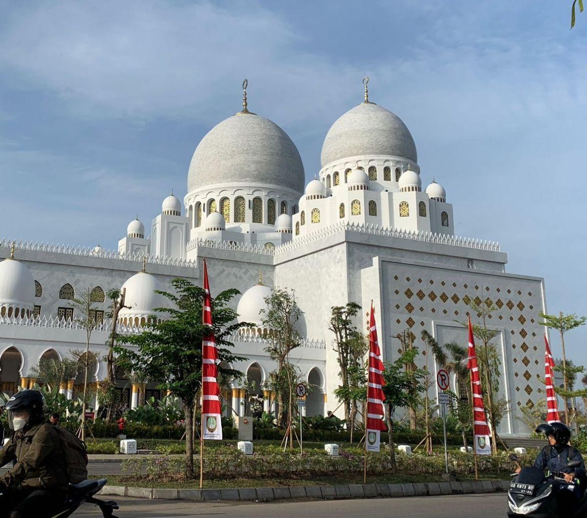 Pada awal Mei lalu, kabar kurang sedap kembali menerpa Masjid Raya Seikh Zayed, Solo. Sejumlah karyawan outsourcing mengeluhkan besaran gaji yang diterima tidak dibayarkan utuh oleh pengelola sesuai kesepakatan awal.