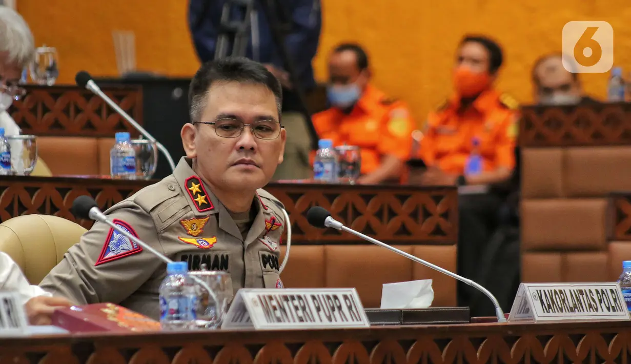 Kakorlantas Polri Irjen Pol Firman Shantyabudi mengikuti rapat kerja dengan Komisi V DPR di Kompleks Parlemen, Senayan, Jakarta, Selasa (13/12/2022). Rapat tesebut membahas kesiapan infrastruktur dan transportasi terkait Libur Natal 2022 dan Tahun Baru 2023. (Liputan6.com/Angga Yuniar)