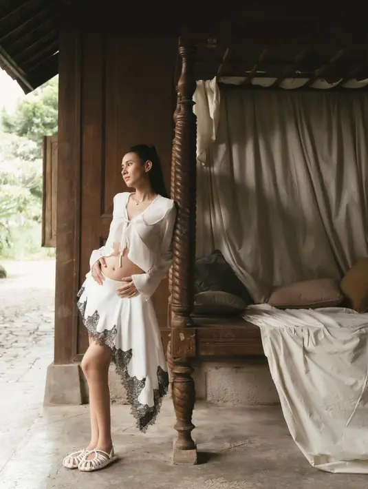 Shenina Cinnamon kenakan sheer outer dengan siluet butterfly dan rok ruffle asimetris dengan lace hitam [@angga]