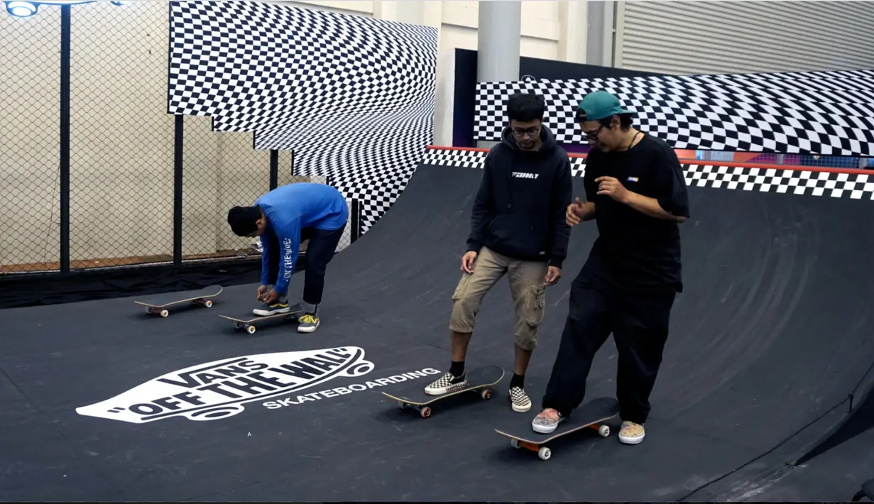 Vans Indonesia mengisi area Social Park dan melengkapinya dengan sebuah mini ramp untuk mengadakan Skate Clinic, salah satu aktivasi ikonik khas Vans yang bisa menjadi wadah bagi para pecinta Vans untuk mencoba skateboarding. 
[Foto: Vans.dok]