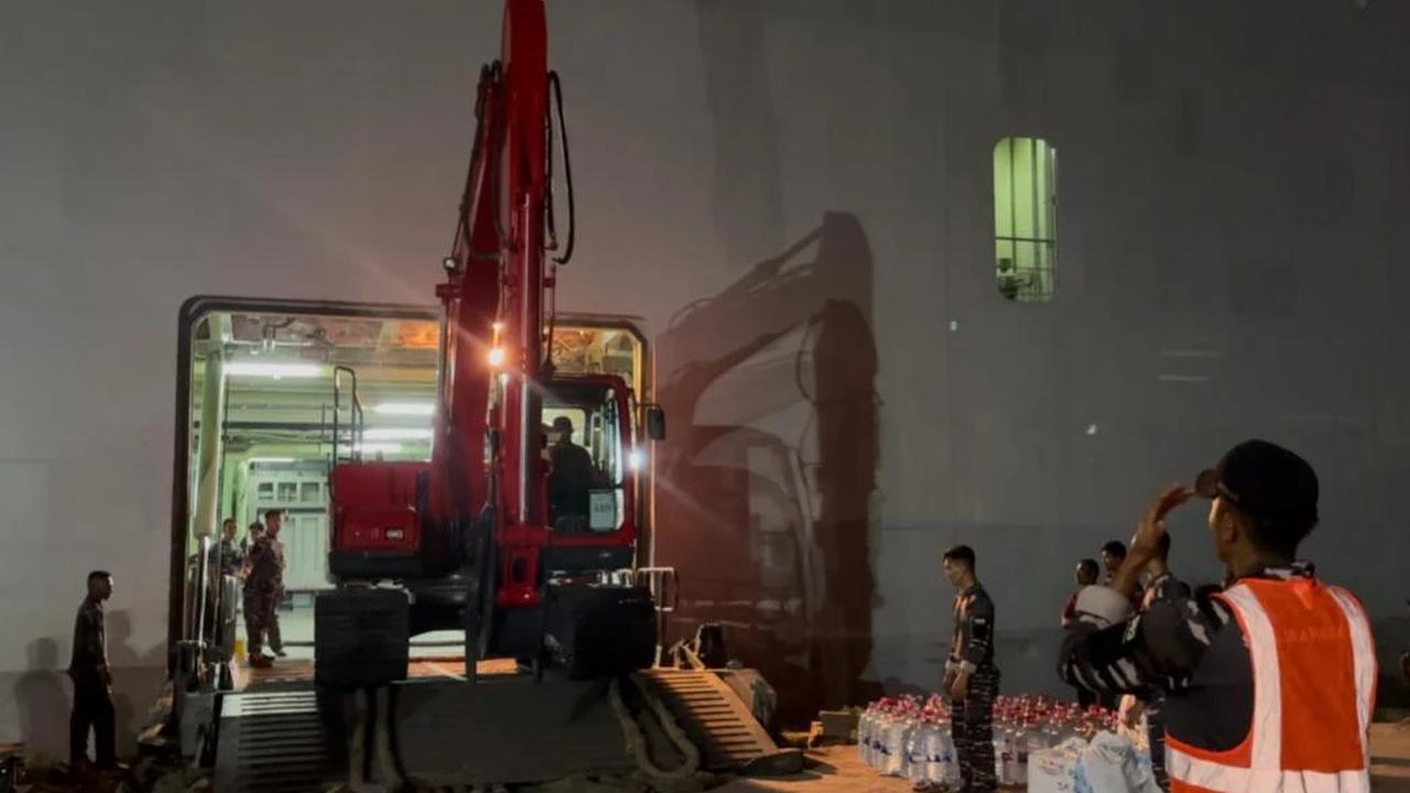 FOTO: KRI Banda Aceh Laksanakan Debarkasi Bantuan Alat Berat di Lhokseumawe