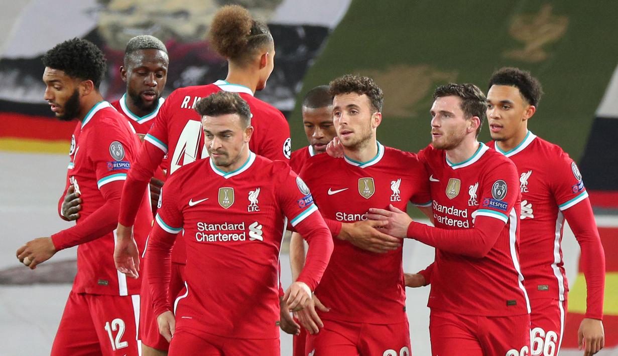 Pemain Liverpool merayakan gol yang dicetak Diogo Jota ke gawang Midtjylland pada laga Liga Champions 2020/2021 di Stadion Anfield, Rabu (28/10/2020) dini hari WIB. Liverpool menang 2-0 atas Midtjylland. (AFP/Peter Byrne/pool)