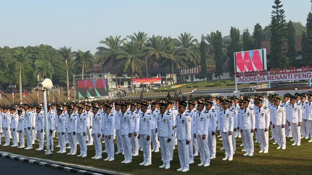 Presiden Prabowo Subianto melantik 1.204 Pamong Praja Muda lulusan Institut Pemerintahan Dalam Negeri (IPDN) Angkatan XXXIII Tahun 2026 di Kampus IPDN Jatinangor, Kabupaten Sumedang, Jawa Barat, Rabu (29/7/2026) (Liputan6.com/Lizsa Egeham)