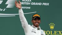 Pebalap Inggris, Lewis Hamilton, tak melihat alasan untuk pindah dari Mercedes. (AP Photo/Frank Augstein)