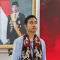 Calon wakil presiden  Gibran Rakabuming Raka saat menyerahkan syarat pencalonan menjadi presiden dan wakil presiden di Kantor KPU, Jakarta, Rabu (25/10/2023). (Liputan6.com/Faizal Fanani)