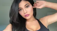 Bibir Kylie Jenner Tampak Lebih Tebal, Tambah Filler?