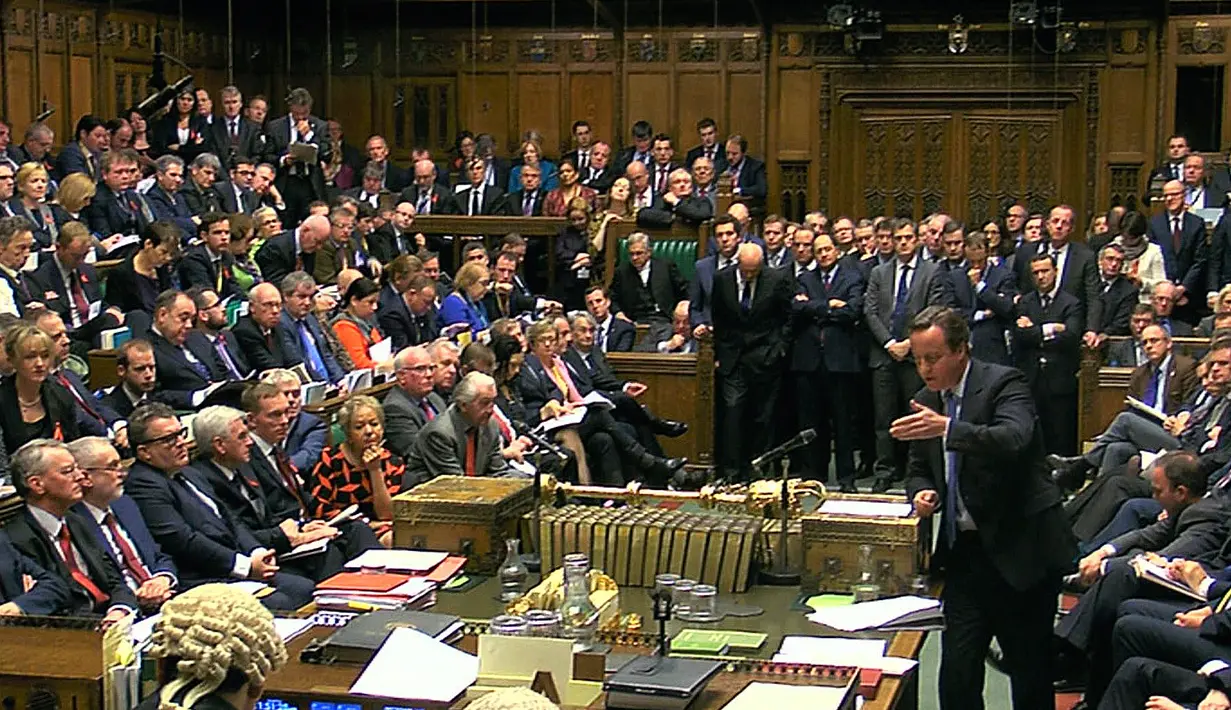 Potongan video terlihat suasana pemungutan pemerintah Inggris pada aksi militer terhadap Negara Islam (IS) Suriah di London (2/11). Keputusan diambil melalui pemungutan suara  dengan perolehan 397 mendukung dan 223 suara menentang. (AFP PHOTO/PRU)
