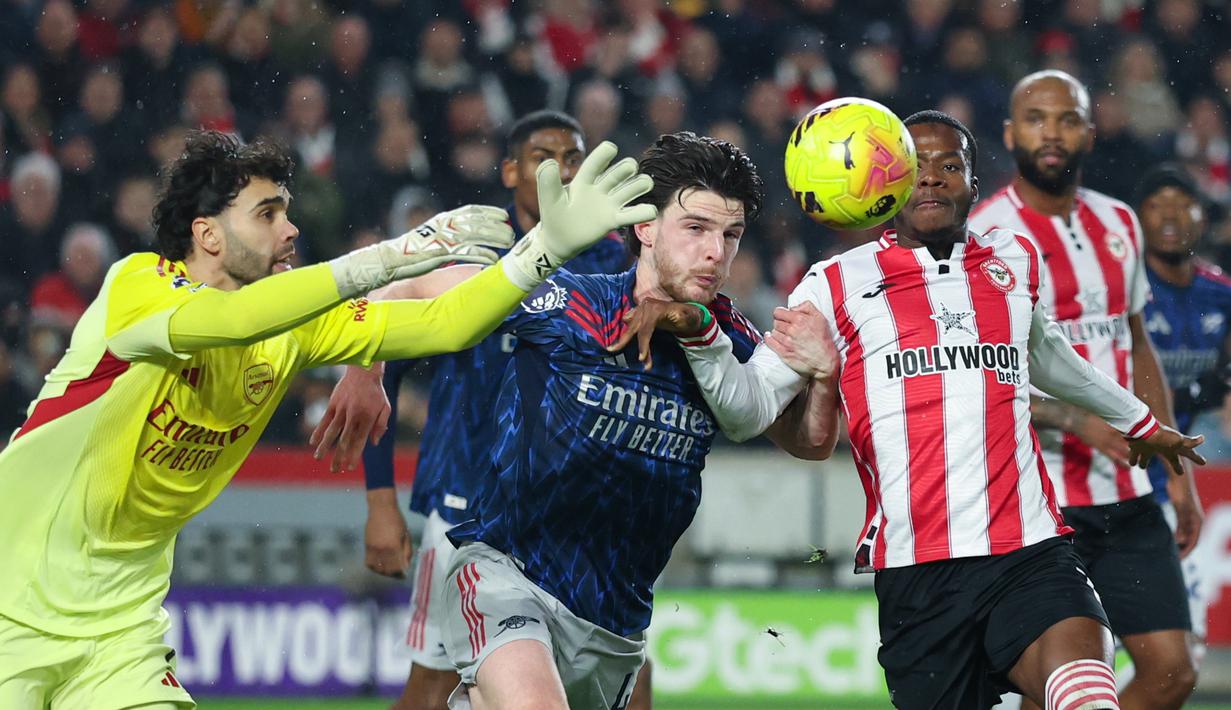 Tambahan satu angka membuat Arsenal tetap kukuh di puncak klasemen dengan koleksi 57 poin, unggul empat angka dari Manchester City yang membuntuti di posisi kedua. Di sisi lain, Brentford menempati peringkat ketujuh dengan raihan 40 poin, menjaga asa mereka untuk bersaing di zona Eropa. (AP Photo/Ian Walton)