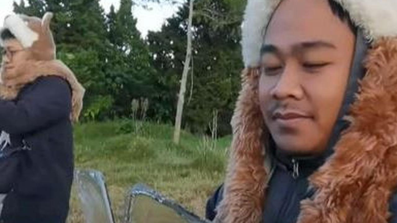 “Rasanya kayak senang banget, dingin. Karena ini sudah mati rasa nih. Suhunya lumayan ekstrem,” kata Zidan, salah seorang wisatawan yang merasakan begitu dinginnya suhu di Dieng.