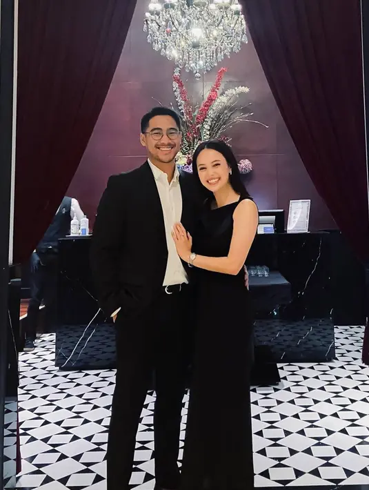 Tampil dengan dress berpasangan dengan setelan jas, pasangan kekasih ini terlihat menawan dan dibanjiri pujian oleh para penggemar. Tidak jarang para penggemarnya dari Anggika pun patah hati saat melihat idolanya bersama kekasih. (Liputan6.com/IG/@anggikabolsterli)
