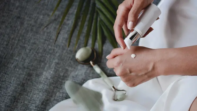 Produk perawatan untuk area mata