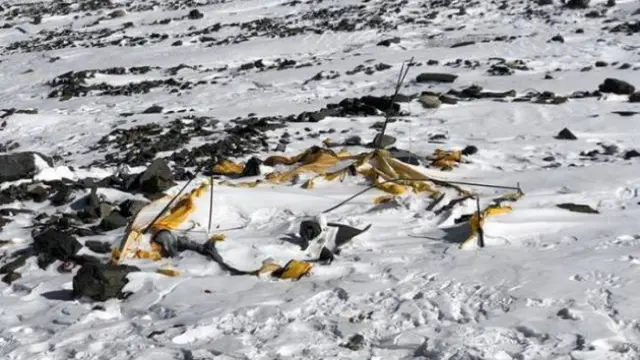 Dari foto-foto yang sempat beredar, ternyata banyak tumpukan sampah yang terlihat di Gunung Everest.