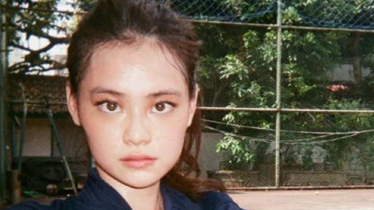 Ketika turun lapangan Gege kadang juga menggunakan polesan make up tipis. Riasan ini membantunya terlihat selalu segar meski banyak melakukan pergerakan.