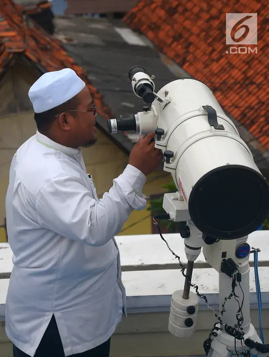 Petugas memeriksa teropong yang digunakan untuk melihat posisi hilal (bulan) dari Pondok Pesanteren Al-Hidayah Jakarta, Selasa (15/5). (Merdeka.com/Imam Buhori)