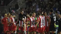 Para pemain Girona melakukan selebrasi usai menang atas Real Madrid, pada jornada 10 La Liga 2017-2018, di estadi Municipal de Montilivi, Girona, Minggu (29/10/2017). Girona menaklukkan Real Madrid dengan skor 2-1.  (AFP/Josep Lago)