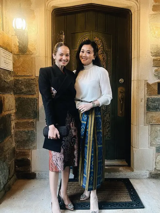 Menarik melihat penampilan Enzy Storia ketika bergabung dengan Dharma Wanita Persatuan KBRI Washington D.C.. Ia memilih mengenakan blazer hitam, yang dipadu dengan rok midi batik. [Foto: Instagram/enzystoria]