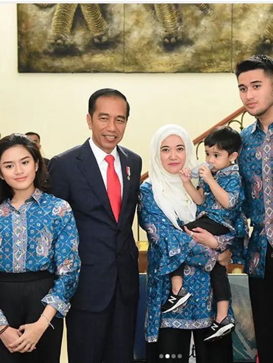 Mantan Walikota Solo itu berfoto bersama dengan keluarga mendiang Sys NS. Bersama dengan Shantysys, anak serta cucu Sys NS. (Instagram/shantysys)