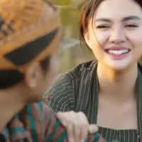 Vicky Shu dan Ade Imam, Sabtu (23/9) resmi menjadi suami istri. Akad nikah digelar di pelatan candi Borobudur, Magelang, Jawa Tengah.