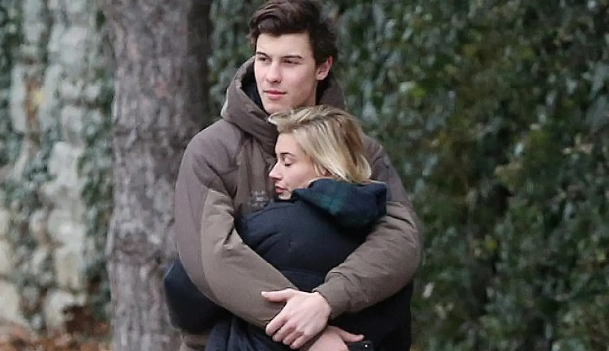 Seperti yang sudah diketahui, sebelumnya Shawn Mendes sendiri dikabarkan berpacaran dengan Hailey Baldwin. (MTV)