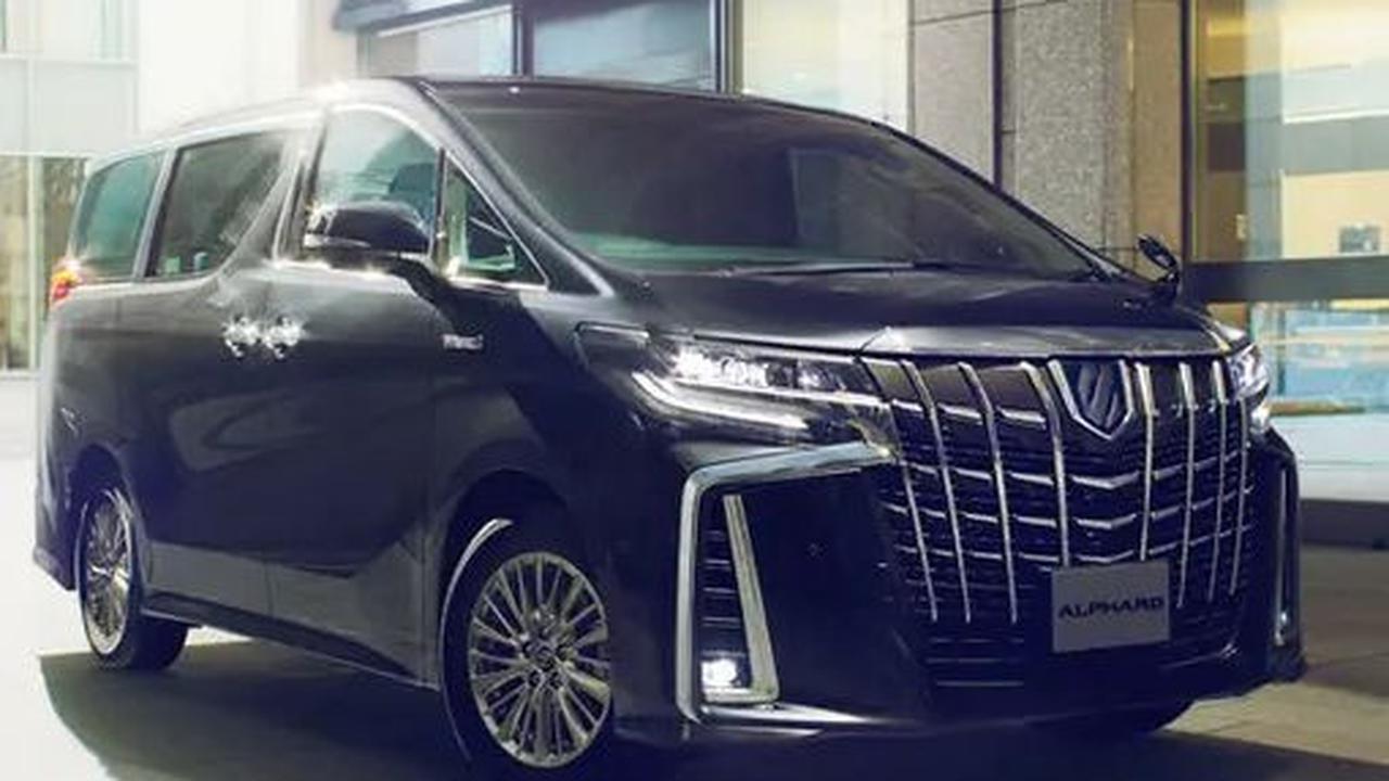 Ia memiliki Toyota Alphard tahun 2018 senilai Rp900 juta. Ada juga Toyota Camry tahun 2017 senilai Rp300 juta, sedan Vios tahun 2013 senilai Rp135 juta, dan terakhir Avanza Veloz tahun 2012 Rp120 juta.<br>