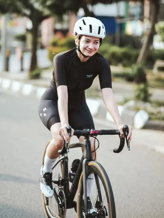 <p>Salah satu olahraga yang betah digeluti oleh si cantik Enzy Storia tampaknya adalah bersepeda. Di sini ia mengenakan outfit bersepeda serba hitam, lengkap dengan topi untuk melindungi kepalanya. Foto: Instagram.</p>