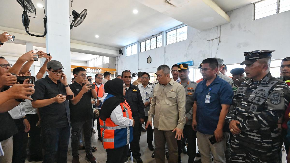 Menhub Dudy Purwagandhi Jenguk Korban Kebakaran KM Barcelona 5