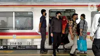 Sejumlah penumpang Kereta Rel Listrik (KRL) turun di Stasiun Manggarai, Jakarta, 21 Oktober 2022. Selama switch over keenam (SO-6), perubahan yang akan dirasakan penumpang adalah area transit KRL akan lebih luas. (Liputan6.com/Aida Nuralifa/Magang)