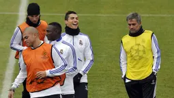 Saat di Real Madrid, Jose Mourinho bertahan selama tiga musim, mulai 2010/2011 hingga akhir musim 2012/2013. Ia dipecat pada 1 Juni 2013 dengan mendapat pesangon sebesar 17,5 juta pound atau sekitar Rp.356 miliar. (AFP/Dominique Faget)