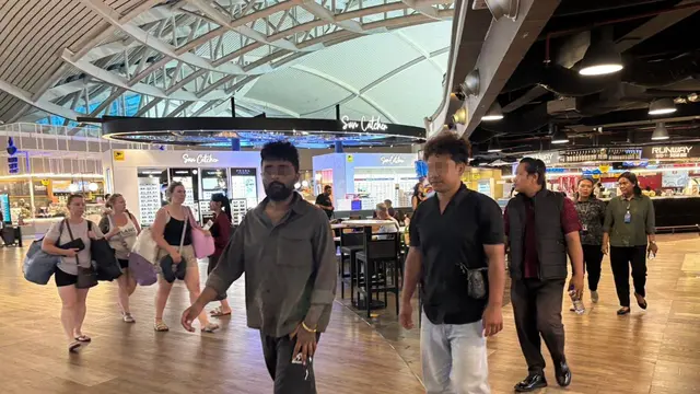 Dua warga negara India berinisial R (24) dan HD (34) dideportasi dari Bandara Internasional I Gusti Ngurah Rai pada Kamis 2 April 2026.