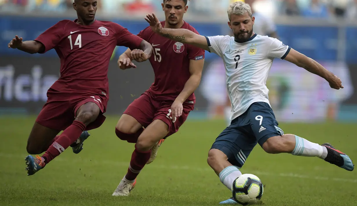 Rekan Dybala di Argentina, Sergio Aguero juga terkenal sebagai pemain yang sering menggunakan kaus kaki pendek. Aguero kini merupakan punggawa Barcelona yang sama sekali belum memulai debutnya. (AFP/Carl De Souza)