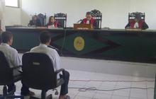 2 Pemotong bambu dituntut sebulan penjara, warga menangis