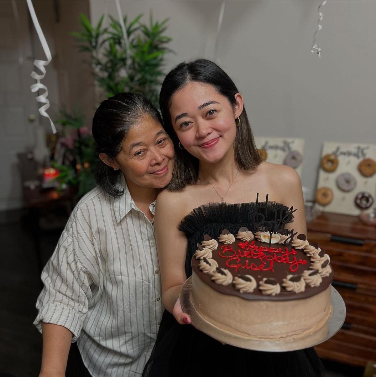 7 Potret Perayaan Ultah Gisela Cindy ke-30 di Kanada, sang Ibu Turut Hadir - Ada Tumpeng Nasi Kuning