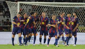 Para pemain legenda Barcelona merayakan gol pertama timnya yang dicetak oleh Rivaldo ke gawang DRX World Legends dalam laga Clash of Legends di Stadion Utama Gelora Bung Karno (SUGBK), Senayan, Jakarta, Sabtu (18/04/2026). (Bola.com/Bagaskara Lazuardi)