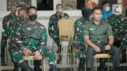 Serda Aprilia Manganang (kanan) didampingi KSAD Jendral TNI Andika Perkasa menjalani sidang perubahan status jenis kelamin dan pergantian nama di Pengadilan Negeri Tondano secara virtual di Mabes TNI AD, Jakarta, Jumat (19/3/2021). (Liputan6.com/Faizal Fanani)