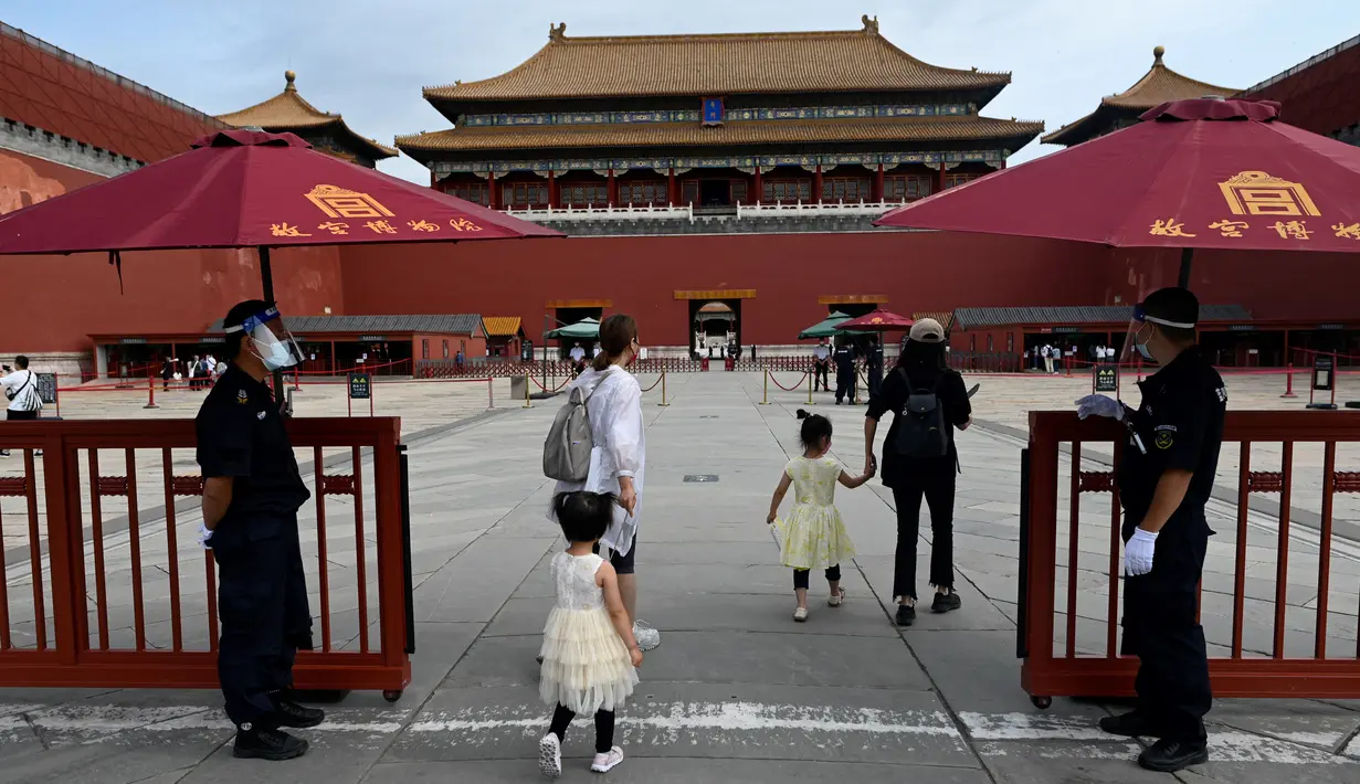 Orang-orang mengunjungi Kota Terlarang di Beijing setelah pemerintah melonggarkan beberapa pembatasan Covid-19, Selasa (7/6/2022). Pengunjung mulai kembali ke restoran di sebagian besar wilayah Beijing untuk pertama kalinya dalam lebih dari sebulan pada Senin, 6 Juni 2022. (WANG Zhao / AFP)