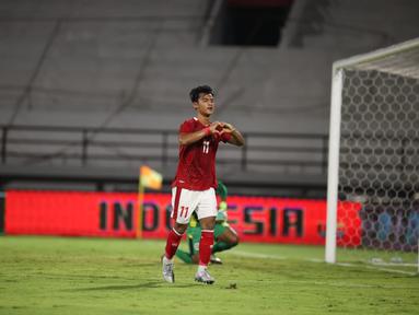 Bek Timnas Indonesia, Pratama Arhan berselebrasi usai mencetak gol ke gawang Timor Leste pada laga uji coba internasional di Stadion I Wayan Dipta Gianyar, Kamis (27/1/2022). Indonesia menang telak atas Timor Leste 4-1 (Dok Humas PSSI)