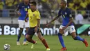 Penyerang Kolombia Radamel Falcao (kiri) berebut bola dengan gelandang Brasil Fabinho pada Kualifikasi Piala Dunia 2022 zona Amerika Selatan di Stadion Roberto Melendez, Senin (11/10/2021) dinihari WIB. Brasil ditahan imbang Kolombia 0-0. (JUAN BARRETO / AFP)