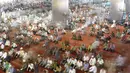 Umat muslim menunggu dimulainya salat Jumat pertama pada bulan Ramadan 1439 H di Masjid Istiqlal, Jakarta, Jumat (18/5). Masjid Istiqlal selalu dipenuhi jamaah pada Shalat Jumat ketika bulan suci Ramadan. (Liputan6.com/Immanuel Antonius)
