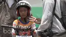 Pesepeda cilik kategori usia 8-10 tahun diberi nasihat oleh orang tuanya pada Festival BMX di kompleks Islamic Center, Sukada, Lampung, Minggu (19/3/2017) (Bola.com/Reza Bachtiar)