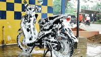 Ilustrasi cuci motor (Liputan6.com)